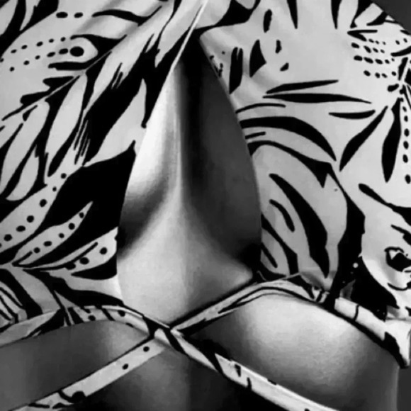 🆕Printed  Halter Top - Picture 5 of 12